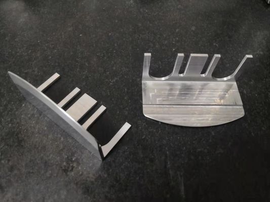 CNC ακρίβεια που επεξεργάζεται την ιατρική ειδική μορφή επιφάνειας υποβολής σε ανοδική οξείδωση λαβών ανταλλακτικών στη μηχανή