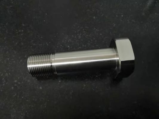 Μηχανικός CNC αξόνων μερών γυρίζοντας τόρνος μερών που επεξεργάζεται τα προϊόντα νημάτων στη μηχανή ανθεκτικά