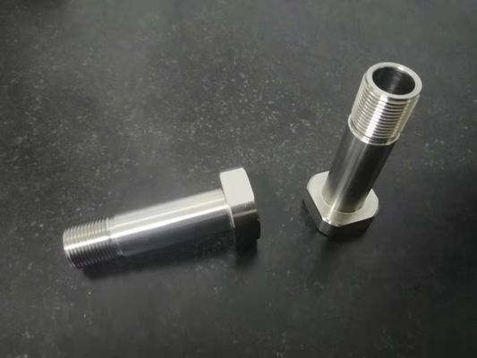 Μηχανικός CNC αξόνων μερών γυρίζοντας τόρνος μερών που επεξεργάζεται τα προϊόντα νημάτων στη μηχανή ανθεκτικά