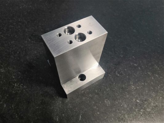 Concentricity 0.02mm μηχανικά μέρη Ra0.4 HRC63 ακρίβειας